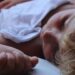 copil care doarme bine